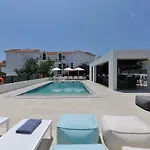 Отель Natalie's